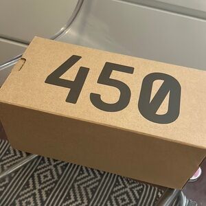 Yeezy 450 size 41/2 kids 6ish in womens they will not fit 61/2 womens size 6